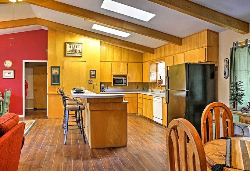 Rustic Alto Cabin W/ Hot Tub, Deck & Fireplace!