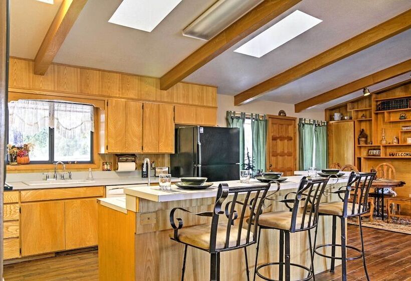 Rustic Alto Cabin W/ Hot Tub, Deck & Fireplace!