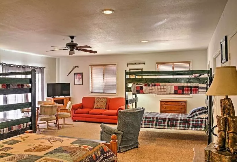 Rustic Alto Cabin W/ Hot Tub, Deck & Fireplace!