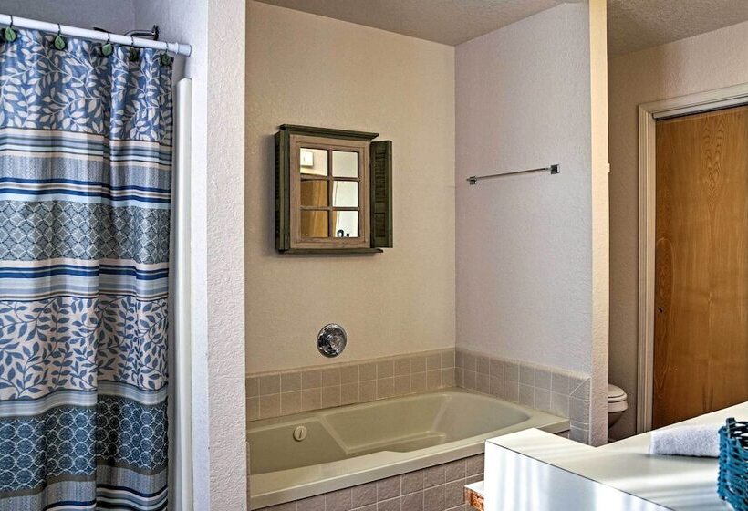 Rustic Alto Cabin W/ Hot Tub, Deck & Fireplace!