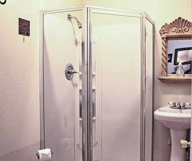 Rustic Alto Cabin W/ Hot Tub, Deck & Fireplace!