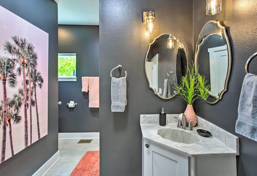 Waveland Abode W/ Patio, Walk To Beach!