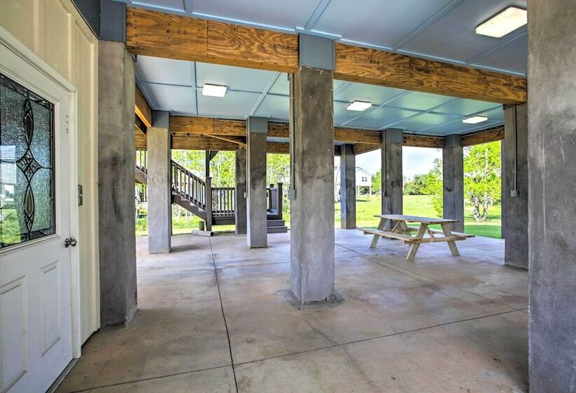 Waveland Abode W/ Patio, Walk To Beach!