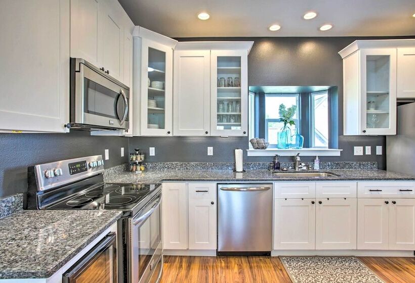 Waveland Abode W/ Patio, Walk To Beach!