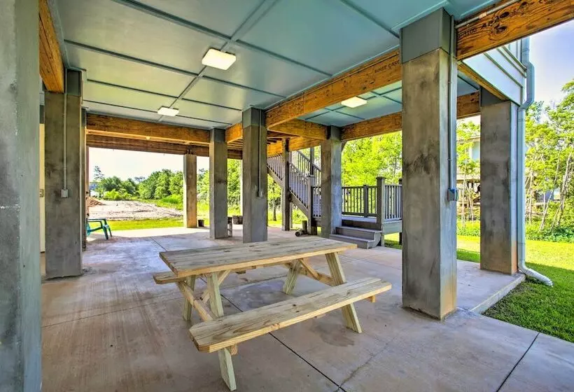 Waveland Abode W/ Patio, Walk To Beach!