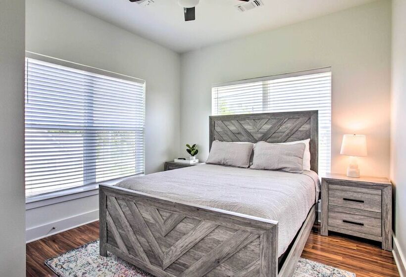 Waveland Abode W/ Patio, Walk To Beach!