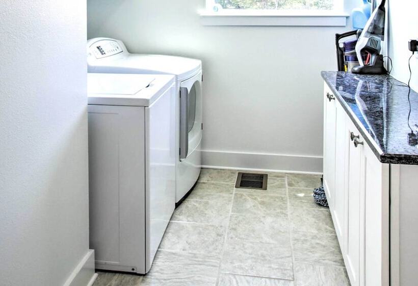 Waveland Abode W/ Patio, Walk To Beach!