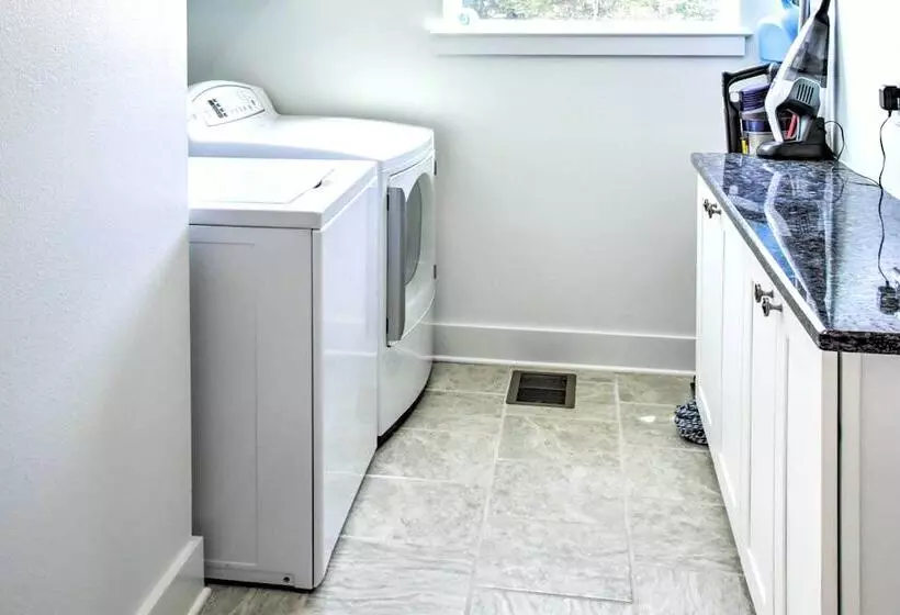 Waveland Abode W/ Patio, Walk To Beach!