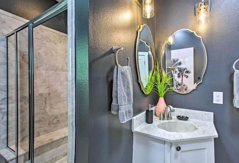 Waveland Abode W/ Patio, Walk To Beach!