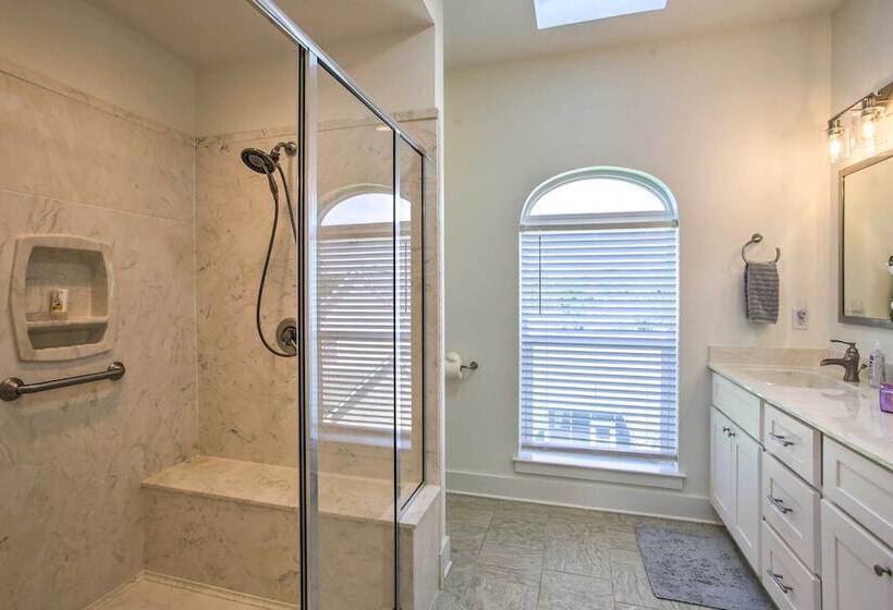 Waveland Abode W/ Patio, Walk To Beach!