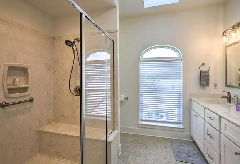 Waveland Abode W/ Patio, Walk To Beach!