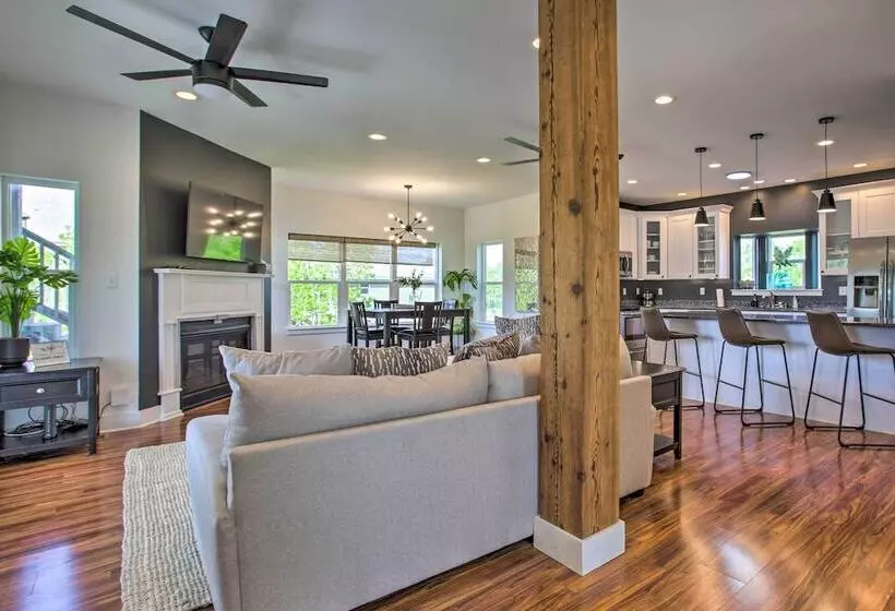 Waveland Abode W/ Patio, Walk To Beach!