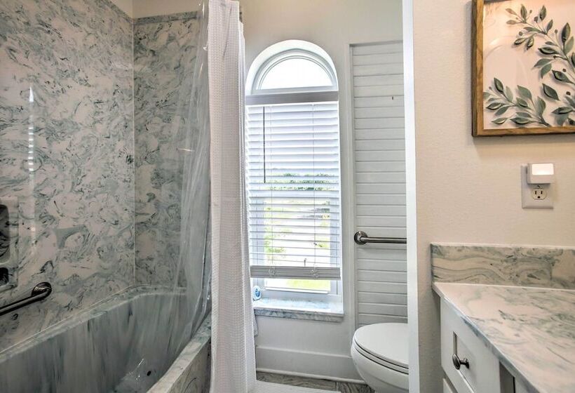 Waveland Abode W/ Patio, Walk To Beach!