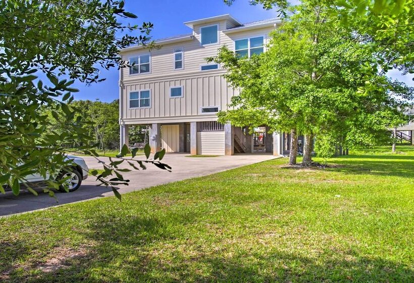 Waveland Abode W/ Patio, Walk To Beach!