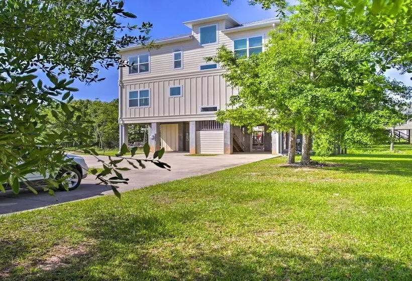 Waveland Abode W/ Patio, Walk To Beach!