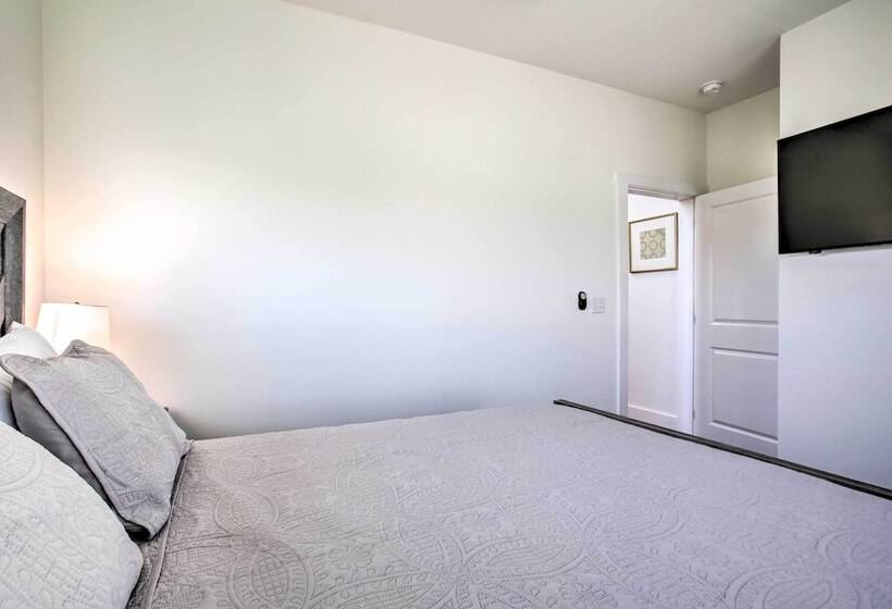 Waveland Abode W/ Patio, Walk To Beach!