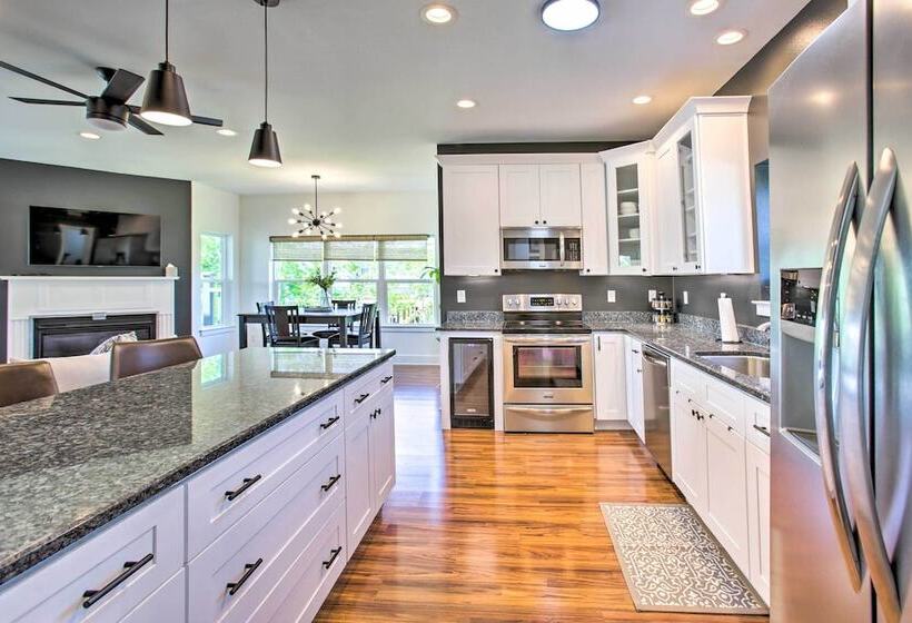 Waveland Abode W/ Patio, Walk To Beach!