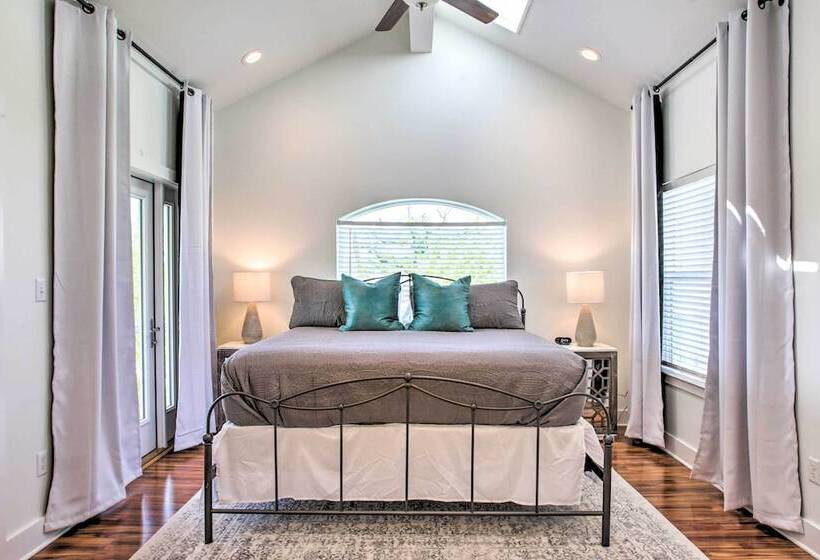 Waveland Abode W/ Patio, Walk To Beach!