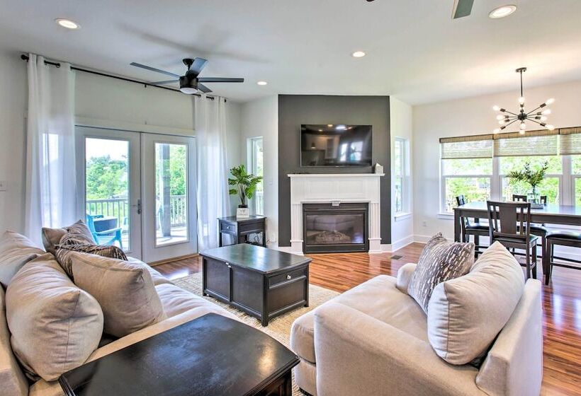 Waveland Abode W/ Patio, Walk To Beach!