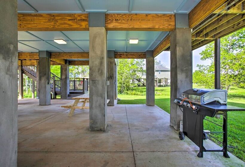 Waveland Abode W/ Patio, Walk To Beach!