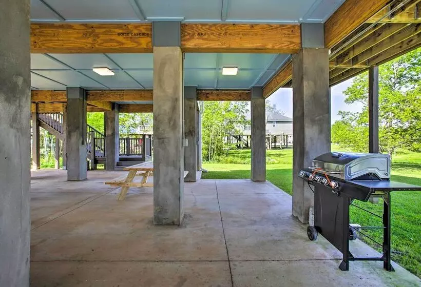 Waveland Abode W/ Patio, Walk To Beach!
