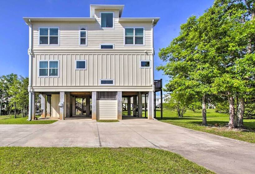 Waveland Abode W/ Patio, Walk To Beach!