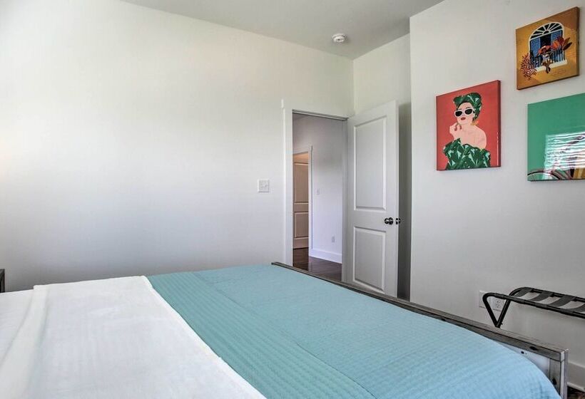 Waveland Abode W/ Patio, Walk To Beach!