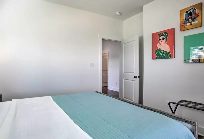Waveland Abode W/ Patio, Walk To Beach!