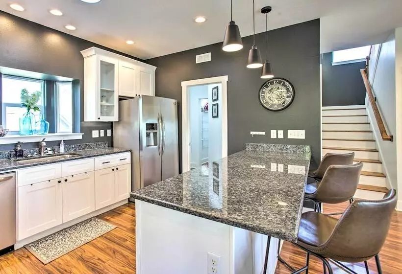 Waveland Abode W/ Patio, Walk To Beach!