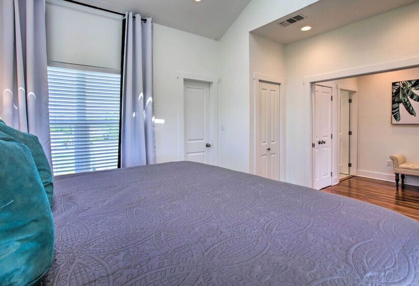 Waveland Abode W/ Patio, Walk To Beach!