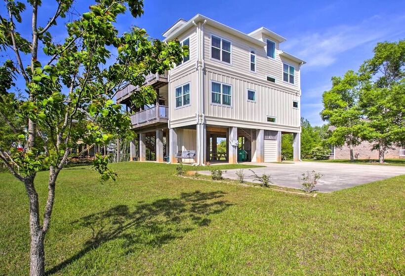 Waveland Abode W/ Patio, Walk To Beach!
