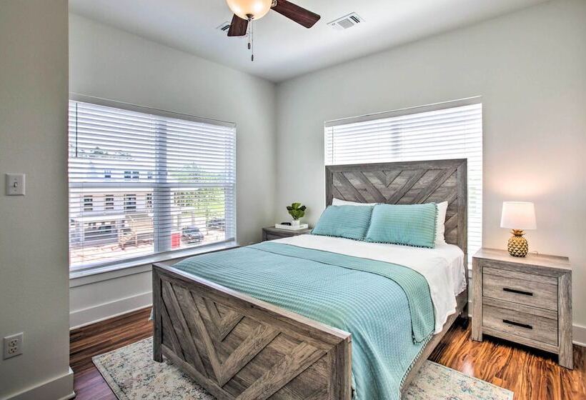 Waveland Abode W/ Patio, Walk To Beach!