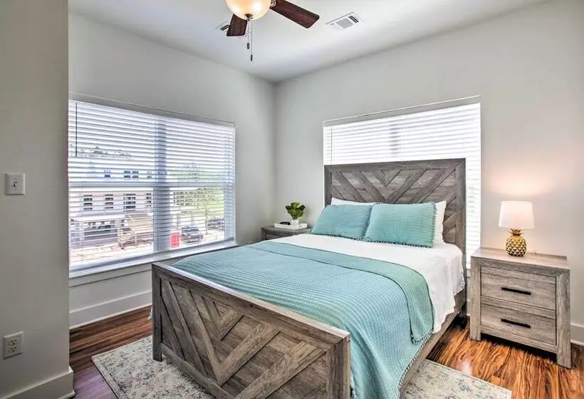 Waveland Abode W/ Patio, Walk To Beach!