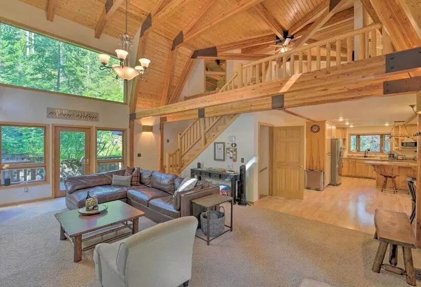 Wild Huckleberry Alpine Cabin: Fireplace & Deck!