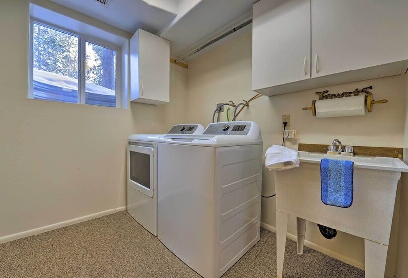 Wild Huckleberry Alpine Cabin: Fireplace & Deck!