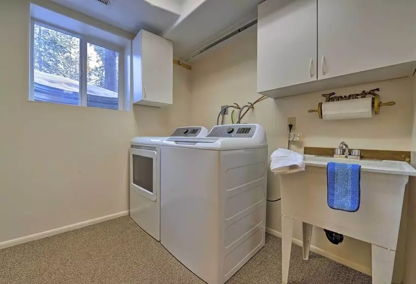 Wild Huckleberry Alpine Cabin: Fireplace & Deck!