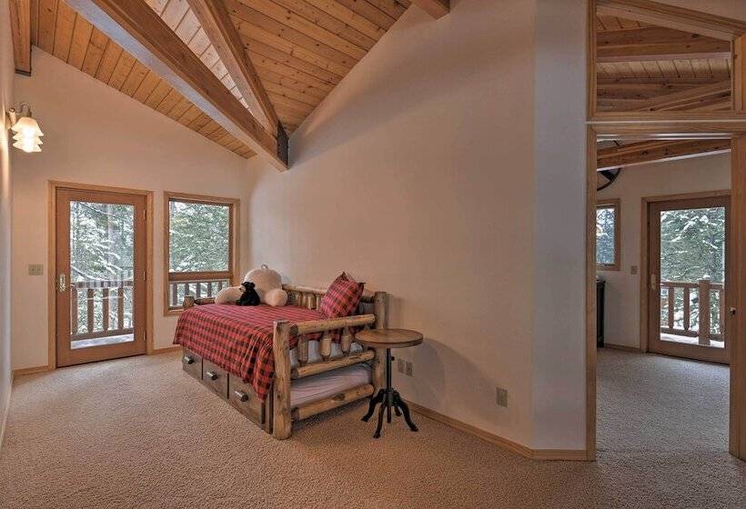 Wild Huckleberry Alpine Cabin: Fireplace & Deck!