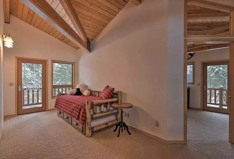 Wild Huckleberry Alpine Cabin: Fireplace & Deck!