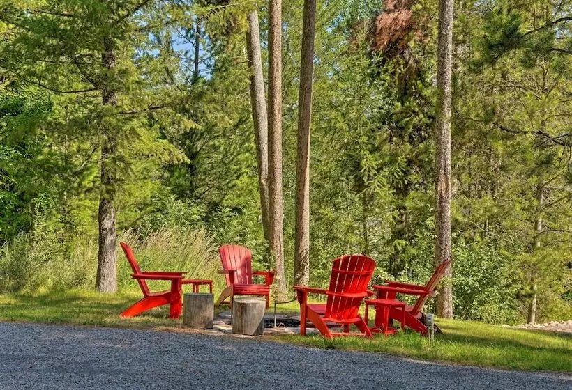Wild Huckleberry Alpine Cabin: Fireplace & Deck!