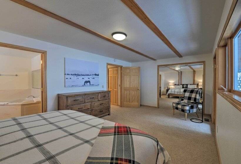 Wild Huckleberry Alpine Cabin: Fireplace & Deck!