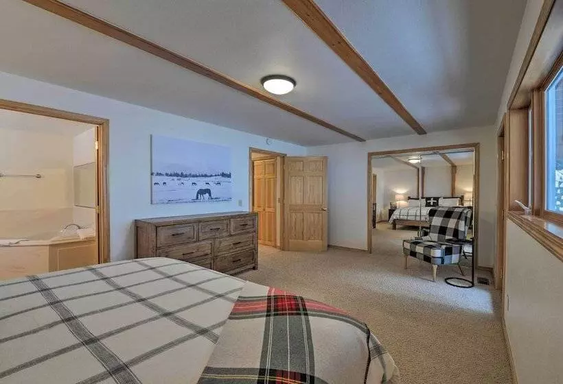 Wild Huckleberry Alpine Cabin: Fireplace & Deck!