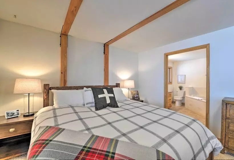 Wild Huckleberry Alpine Cabin: Fireplace & Deck!