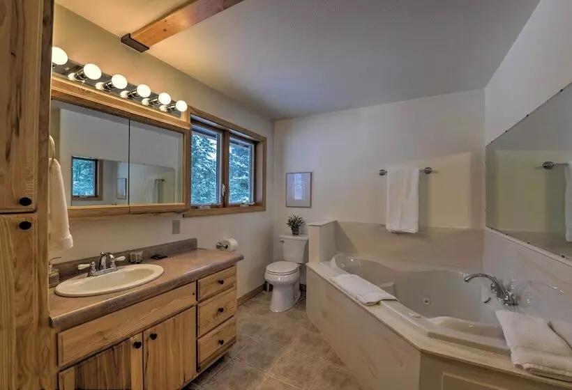 Wild Huckleberry Alpine Cabin: Fireplace & Deck!