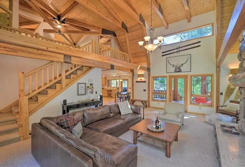 Wild Huckleberry Alpine Cabin: Fireplace & Deck!