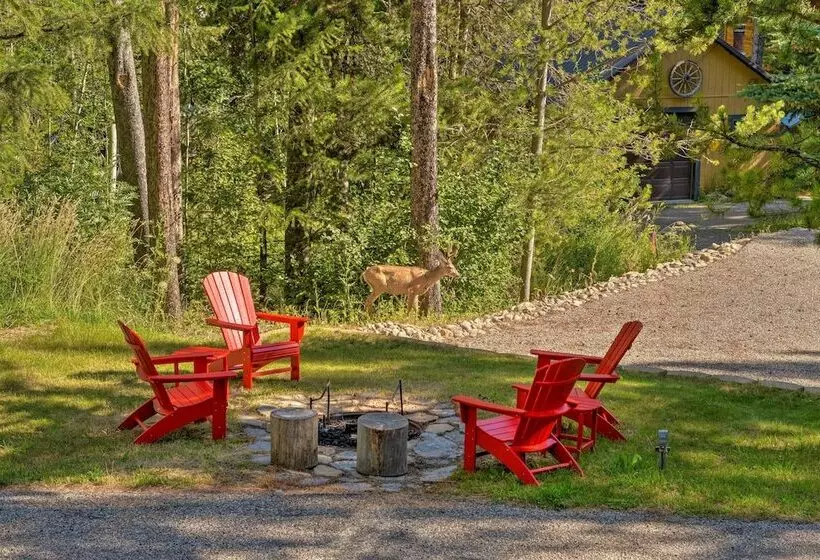 Wild Huckleberry Alpine Cabin: Fireplace & Deck!