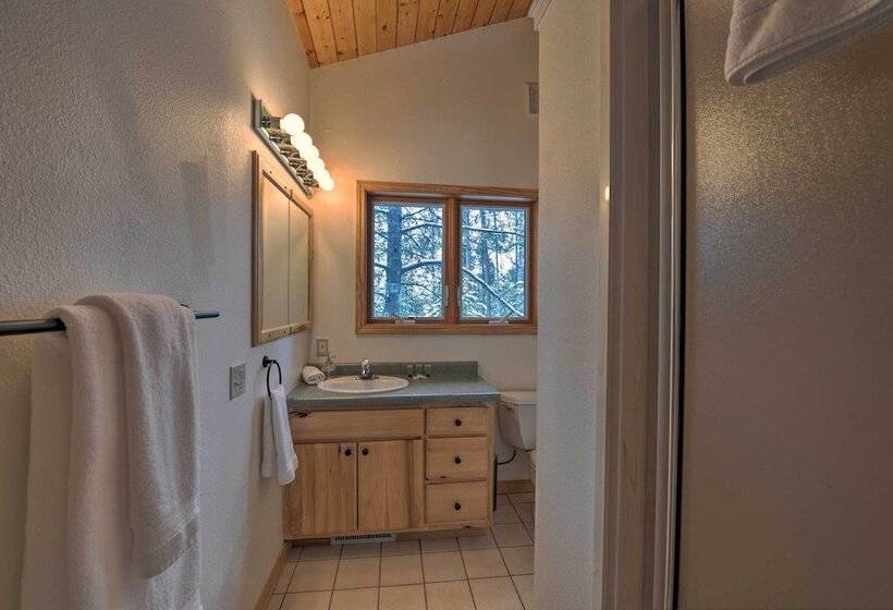 Wild Huckleberry Alpine Cabin: Fireplace & Deck!