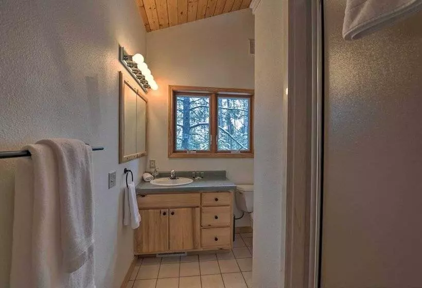 Wild Huckleberry Alpine Cabin: Fireplace & Deck!