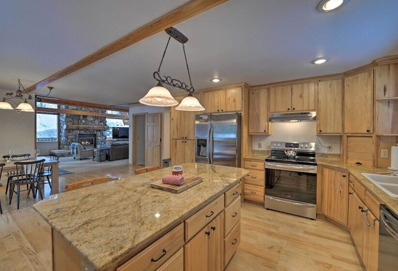 Wild Huckleberry Alpine Cabin: Fireplace & Deck!