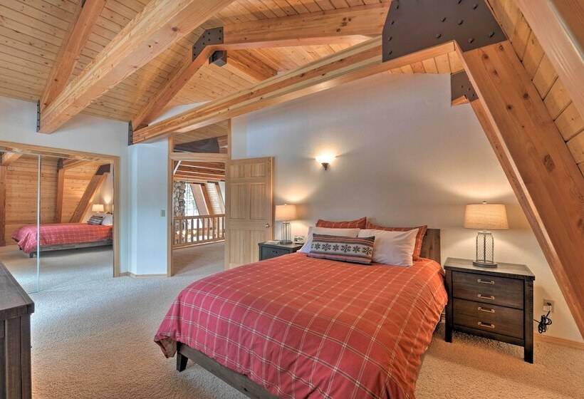 Wild Huckleberry Alpine Cabin: Fireplace & Deck!