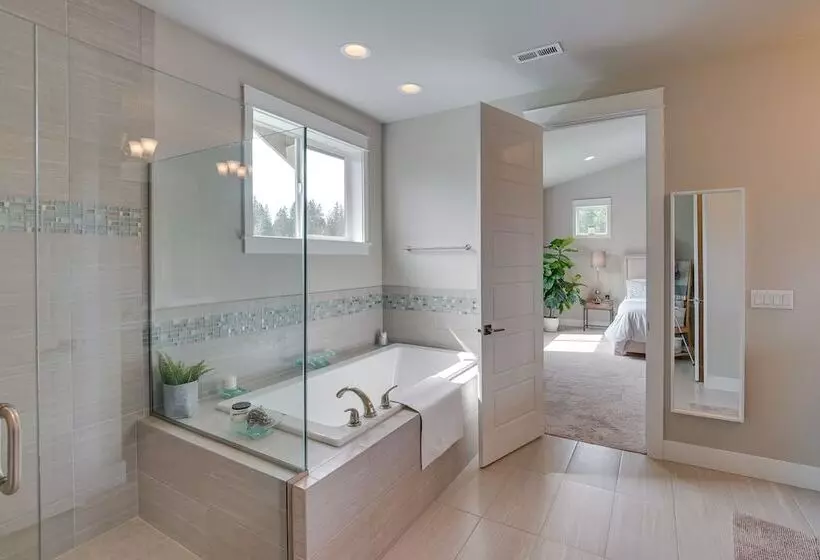 Spacious Carnation Home W/ Grill & Large Yard